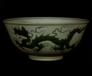 Ming zöld sárkánytál, Hong-hsi időszak, 1425-1435 körül (porcelán)