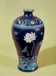 Ming váza három színű díszítéssel (porcelán)