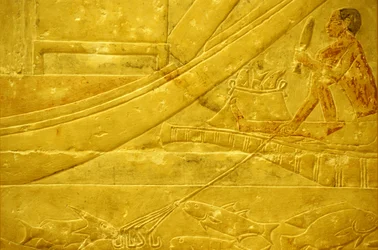 Ókori Egyiptom, Falfaragás/festés, Mastaba/Idout sírja, Szakkara, i.e. 2323-2150, Halat pikkelyező halász, aki négyágú lándzsát tart (fotó)