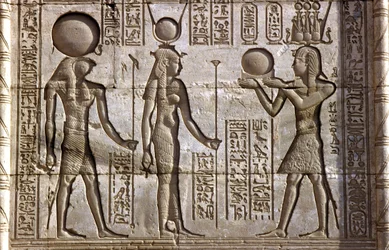 Ókori Egyiptom, falfestmény/faragvány, Hórusz és Ízisz áldozati ajándékot kap a fáraótól, Hathor temploma, Dendera (fotó)