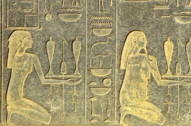 Ókori Egyiptom, falfestmény/faragvány, a Nílus istenei felajánlásokkal teli tálcákkal térdelnek, fekete gránit, karnaki templom, Luxor