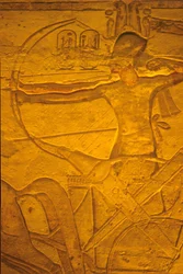 Ókori Egyiptom, falfestmény/faragás, II Ramszesz a szekerén a kádesi csatában, II Ramszesz és Nefertari temploma, Abu Szimbel, Abu Simbel