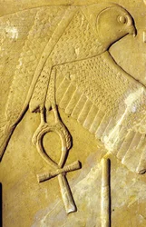 Ókori Egyiptom, falfestmény/faragás, Hórusz sólyom az Ankh-val, az élet szimbólumával, Karnak templom, Luxor (fotó)