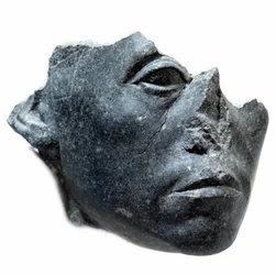 Ókori egyiptomi művészet: III. Szenuszert király feje. Szobortöredék. Fekete gránitszobor, Kr. e. 1900 körül (XII. dinasztia, Kr. e. 1963-1786 körül). Párizs, Musée du Louvre