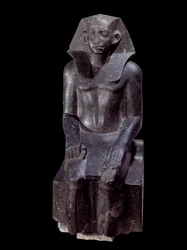 Ókori egyiptomi művészet: III. Sesostris király szobra. Kr. e. 1870 körüli diorit szobor (XII. dinasztia, körülbelül 1963-1786). Medamoudból (Egyiptom). Magasság: 1,200 m. Párizs, Musée du Louvre
