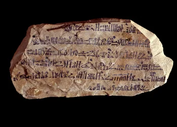 Az ókori Egyiptom művészete: osztrakon (vagy ostracon) (többes szám: ostraca vagy ostraka), hieratikus (cseréptöredékek, amelyekre szent dolgokat írtak). Egyiptomi Újbirodalom. Párizs, Musée du Louvre