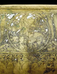 Részlet egy mameluk tálról, 1351 körül (sárgaréz ezüst és arany berakással)
