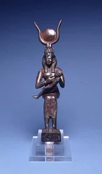 E.122-1954 Iris Nursing Horus (elölnézet) egyiptomi, ie 715-525 (rézötvözet) (lásd még: 89138)