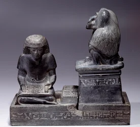 Egyiptomi régiségek: Nebmertouf írnok és Thot majom, az írás istene és az írnokok védőszentje. Palaszobor. III. Amenophisz uralkodása (1391-1353)
