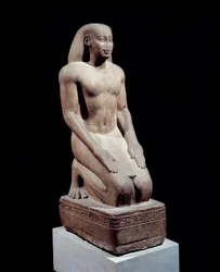 Egyiptomi ókor: Nakhthorheb főpap szobra. Kvarcit szobor, körülbelül 590. 26. dinasztia, Pszammetik uralkodása (Kr. e. 595-529). Párizs, Louvre Múzeum