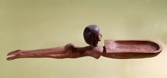 Egyiptomi ókor: fa kozmetikai kanál meztelen, kacsát tartó úszónő alakjában. 18. dinasztia, Újbirodalom. Párizs, Louvre Múzeum