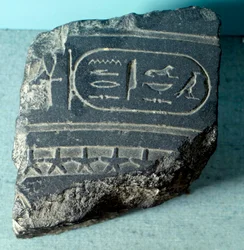 Egyiptomi antikvitás: egy patront hordozó egyiptomi klepsydra (vízóra, időmérő eszköz) töredéke. Ptolemaioszi időszak. Párizs, Louvre Múzeum