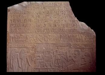 Egyiptomi ókor: temetési sztélé, amelyet kódnyelvű, hieroglifák formájú felirat borít. Párizs, Louvre Múzeum