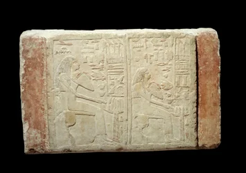 Egyiptomi antikvitás: Waten és Ousernebnet hölgyek mészkőben készült temetési sztéléje. Thinitis időszak (kb. Kr. e. 3100-2700) 2. dinasztia Memphisből. Párizsi Louvre Múzeum