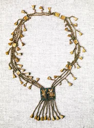 Egyiptomi antikvitás: Pinedjem fáraó arany nyaklánca. 21. dinasztia (kb. 1069-945). Párizs, Louvre Múzeum