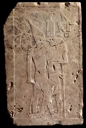 Egyiptomi antikvitás: mészkő dombormű, amely Qahedjet (Kahedjet) királyt ábrázolja Hórusz isten ölelésében. Régi birodalom. A 3. dinasztia vége. Kr.e. 2700-2620. Párizs, Louvre Múzeum