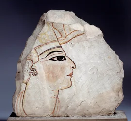 Egyiptomi ókor: ostrakon (vagy ostracon) (többes számban: ostraca vagy ostraka), királyi profilú mészkő edényszilánkok. 19. dinasztia (Kr. e. 1295-1186). Párizs, Louvre Múzeum