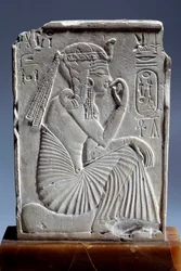 Egyiptomi antikvitás: II. Ramszesz kis mészkő sztéléje: a gyermekkirály a láthatár jegyében ül. 19. dinasztia (kb. 1295-1186). Párizs, Louvre Múzeum