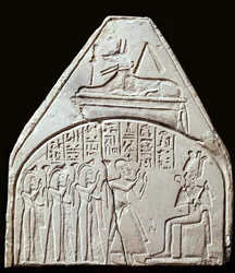 Egyiptomi ókor: Ozirisz isten imádatát ábrázoló sztélétöredék. Fölötte Anubisz képviseli. Párizs, Louvre Múzeum