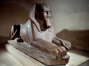 Egyiptomi ókor: a Nagy Szfinx, amelyet II. Ramszesz és fia, I. Merenptah (vagy Mineptah, Merneptah) bitorolt. Rózsaszín gránitszobor. Párizs, Louvre Múzeum
