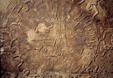 Egyiptomi ókor: az állatöv részlete domborműves csillagképekkel az Osiris keleti kápolnájának mennyezetéről, a denderai Hathor-templomból. Kr. e. 30. Párizs, Louvre Múzeum