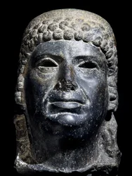 III. Kleopátra feje, bazaltszobor. Egyiptomi civilizáció, Ptolemaiosz-kor, Kr. e. 2. század.