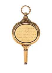 Memento mori gravírozott órakulcs, Martha Wayles Jefferson hajfürtjével, francia vagy angol, 18. század vége – 19. század eleje (arany) (lásd még: 711002)
