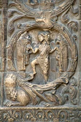 Gótikus művészet: A Szent Dénes-bazilika nyugati homlokzatának jobb oldali portáljának piedroitja a mezők munkáját reprezentálja: január. Saint-Denis, Franciaország