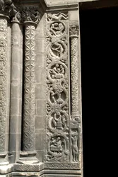 Gótikus művészet: A Szent Dénes-bazilika nyugati homlokzatának jobb oldalán lévő portál mellékoldala, amely a mezők munkáját ábrázolja (balra). Saint-Denis, Franciaország