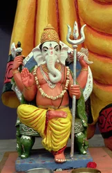 Ganesh, az elefánt isten szobra, trónolva