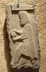 Egy méd a perszepolisi királyi udvarban egy fedett edényt cipelő Achaemenid c. ie 500 (mészkő)