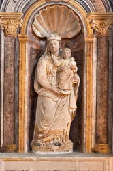 Madonna és gyermeke szobor a Santa Maria della Palomba templomban, Matera, Olaszország