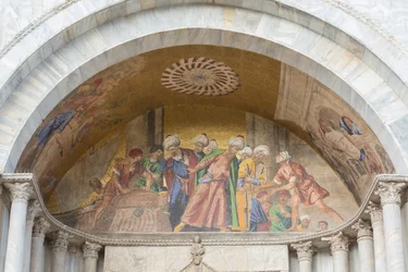 Mozaik a San Marco bazilika bejárata felett, Szent Márk tér, Velence, Olaszország (mozaik)
