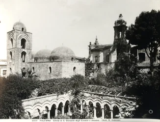 A templom keleti végének látképe, amelyet II. Roger (megh.1154) szicíliai király építtetett 1132-48 között, valamint a 13. században épült kerengő