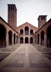 Kilátás a Szent Ambrose (Saint Ambrose) templom homlokzatára (Basilica di Sant