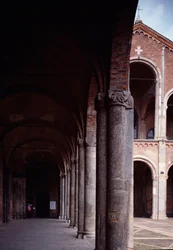 Kilátás a Szent Ambrose (Saint Ambrose) templom (Basilica di Sant