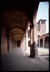 Kilátás a Szent Ambrose (Saint Ambrose) templom (Basilica di Sant