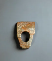 Vörös gránit gyűrű alakú kapa, Jomon korszak Kr.e. 10000-300