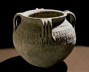 A középkor régészete (középkor). Gallia barbár művészete: Váza bekarcolt kerámiából. Franciaország, Meroving korszak, 8. század. Strasbourg, Musee d