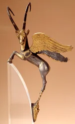 Készülékfogantyú: ezüst szárnyú kőszáli kecske, intarziás, arany. A perzsa korszak routenide (Kr. e. 6-4. század), Iránból származik. Paris, musee du Louvre - Szertartásos nyél: szárnyas kecske ezüst, intarziás, arany. Achaemenid perzsa korszak (Kr. e. 6-4