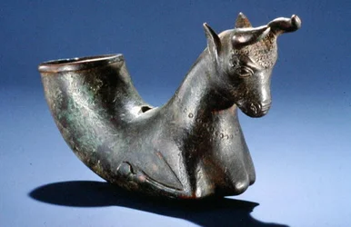 Összehajtott lábú bika, ie 550-330 körül (bronz)