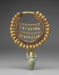 Fülbevaló, ie 550-330 (arany és fajansz)