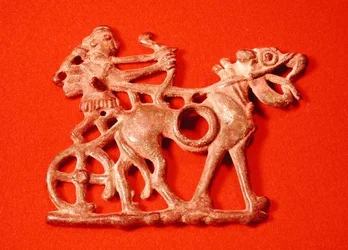 Lovas harapófogó, amely egy szekéren ülő, íjjal lövöldöző vadászt ábrázol, Kr.e. 1200-700 körül (bronz)