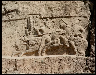 Kilátás a nekropoliszra és az Achaemenid királyok sírjaira, a csata jeleneteit ábrázoló dombormű