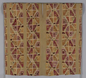 Tunika, 600-800 (pamut és gyapjú (tevefa), egybefonódó gobelinszövés; a nyak és a karlyuk gyapjúval (tevefélék) borított öltésekkel bevonva; varratok gyapjúval (tevefélék) öltésekkel kombinálva