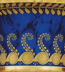 Részlet a Birodalmi Porcelángyár által 1833-ban készített kétnyeles porcelán és aranylevelű vázából