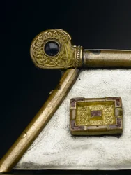 Monymuszk ereklyetartója, Kr. u. 8. század (bronz, ezüst, fa, rézötvözet, üveg, zománc)
