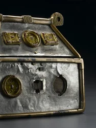Monymuszk ereklyetartója, Kr. u. 8. század (bronz, ezüst, fa, rézötvözet, üveg, zománc)