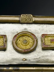 Monymuszk ereklyetartója, Kr. u. 8. század (bronz, ezüst, fa, rézötvözet, üveg, zománc)