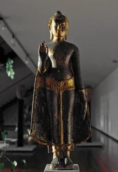 Lopaburi stílus: Abhyamudra Buddha (Szobor